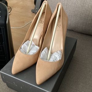 Vince Camino Phoenix Classic Point Toe Pump Tan 9